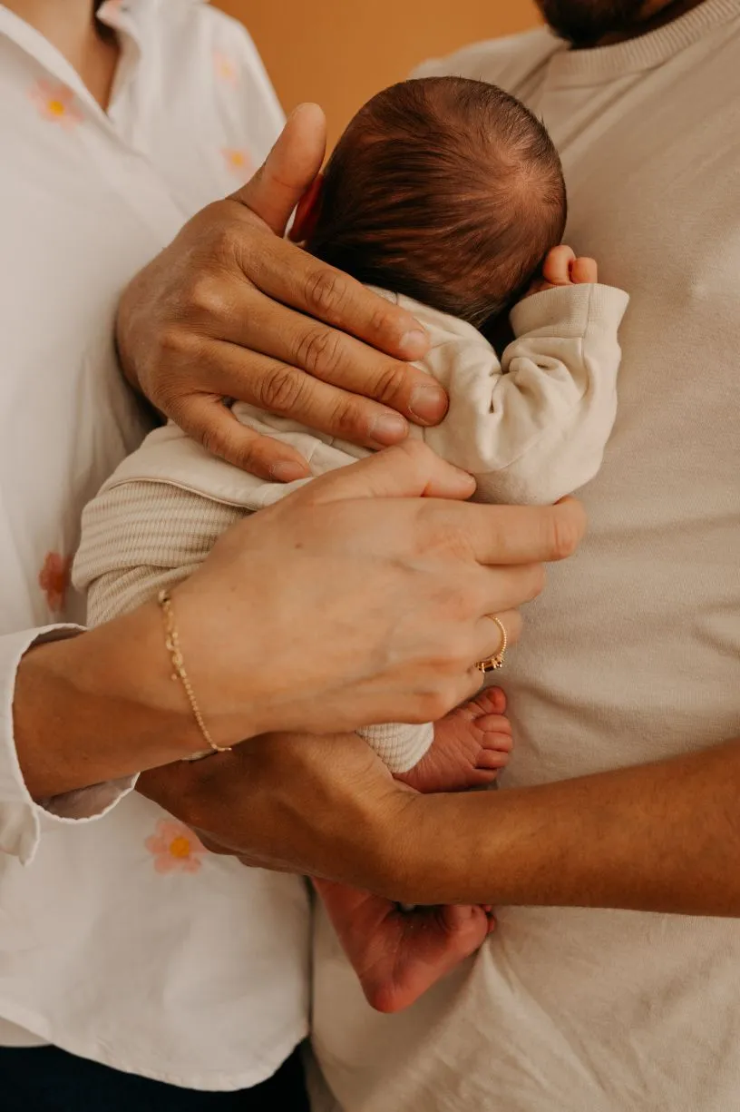 Ouders houden hun pasgeboren baby vast