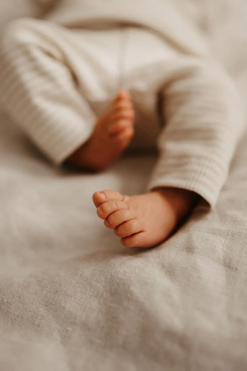Babyvoetjes op een zachte deken