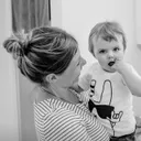 Sofie met haar zoontje Jul op de arm, in zwart-wit