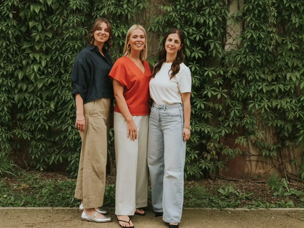Luka, Charlotte en Nina, het team van Het Bevallige Buikje, voor een muur met klimop